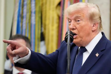 ６日、米ホワイトハウスでの会合後に話すトランプ大統領（ＡＰ＝共同）