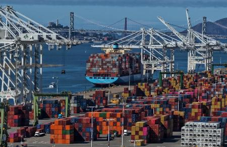 米カリフォルニア州オークランドの港に停留するコンテナ船（ゲッティ＝共同）