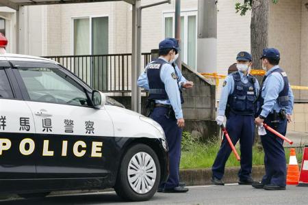事件があった住宅付近を警戒する警察官=6日午前、群馬県伊勢崎市