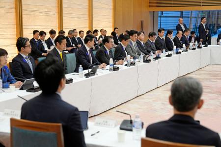 政府のデジタル行財政改革会議＝７日午前、首相官邸
