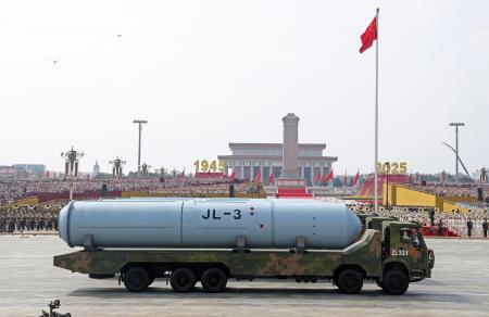 北京の天安門前をパレードする潜水艦発射弾道ミサイル（ＳＬＢＭ）「巨浪３」＝２０２５年９月（新華社＝共同）