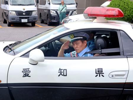 制服姿でパトロールに向かうタレントの井戸田潤さん＝７日午後、名古屋市