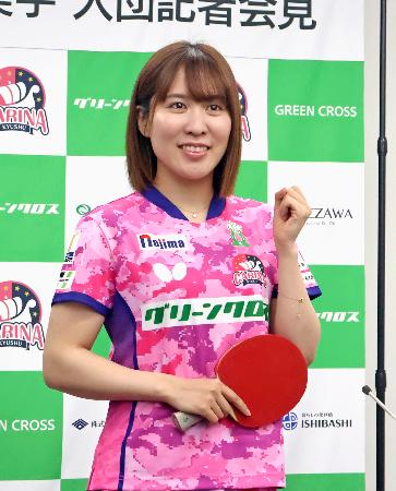 記者会見でポーズをとる卓球女子の平野美宇＝７日、東京都内