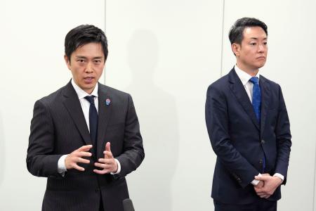 北陸新幹線の延伸ルートを再検討する与党整備委員会の会合後、記者団の取材に応じる大阪府の吉村洋文知事（左）と大阪市の横山英幸市長＝７日午後、国会
