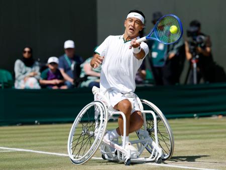 車いすの部男子シングルス１回戦でプレーする小田凱人＝ウィンブルドン（共同）