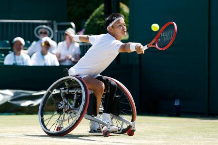 車いすの部男子シングルス1回戦でプレーする三木拓也=ウィンブルドン(共同)
