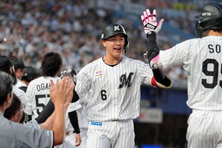 ３回、満塁本塁打を放ち、ナインに迎えられるロッテ・西川＝ＺＯＺＯマリン