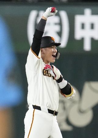 ７回、逆転の３点二塁打を放ち、ガッツポーズで喜ぶ巨人・坂本＝東京ドーム
