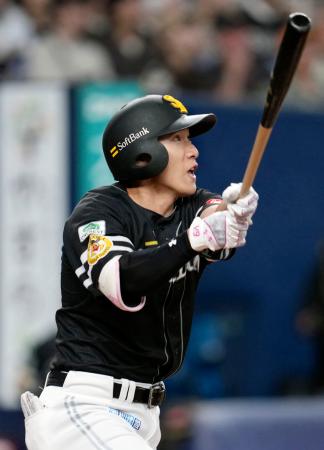 ７回ソフトバンク２死二、三塁、代打柳田が右中間に３ランを放つ＝京セラドーム