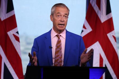 ７日、英下院議員の辞職を表明する「リフォームＵＫ」のファラージ党首＝ロンドン（ゲッティ＝共同）
