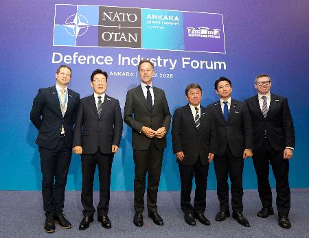 ＮＡＴＯのルッテ事務総長（左から３人目）との会談に際し、写真に納まる（右２人目から）小泉防衛相、茂木外相らＩＰ４の各国政府高官＝７日、トルコ・アンカラ（外務省提供、共同）