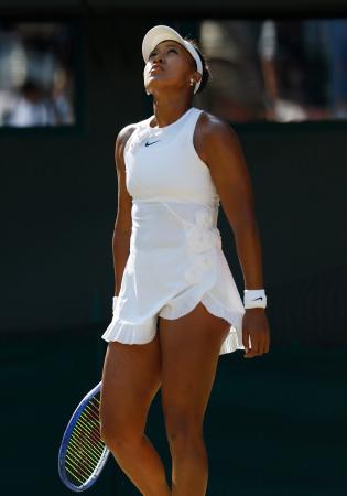 女子シングルス準々決勝でポイントを奪われた大坂なおみ＝ウィンブルドン（共同）
