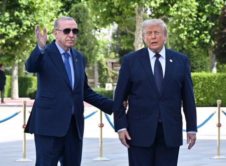 ７日、トルコ・アンカラの大統領府で姿を見せるエルドアン大統領（左）とトランプ米大統領（共同）