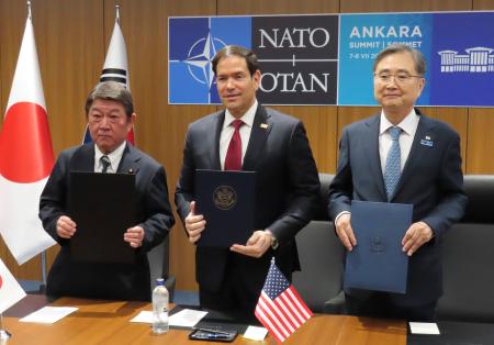 会談前に覚書に署名する（左から）茂木外相、ルビオ米国務長官、韓国の趙顕外相＝７日、トルコ・アンカラ（共同）