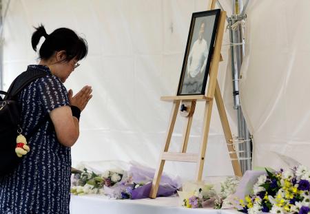 安倍元首相銃撃事件から４年、現場付近の献花台で手を合わせる人＝８日午前、奈良市