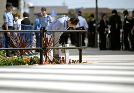 　安倍元首相銃撃事件から４年、現場付近で深々と一礼する女性＝８日午前、奈良市