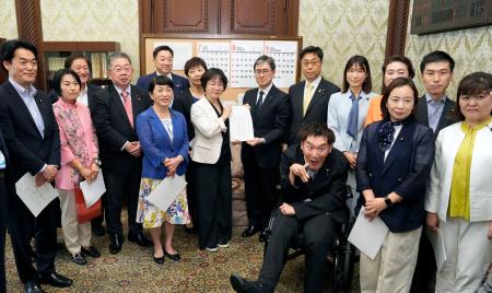 太平洋戦争中の空襲による民間人被害に関する救済法案を、伊藤文靖参院事務総長（中央右）に提出する国民民主党の舟山康江参院議員（同左）ら超党派の議員＝８日午後、国会