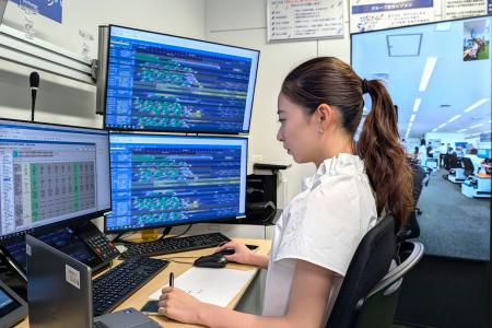 全日空が北海道内に設置した新しい運航管理の拠点。右は羽田空港とビデオ通話でつなぐモニター＝８日午後