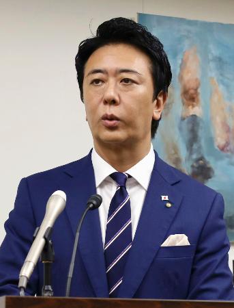 記者会見する福岡市の高島宗一郎市長＝８日午前、福岡市役所