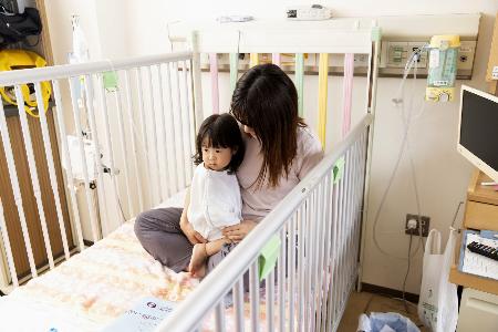 入院する子どもと付き添う母親（認定ＮＰＯ法人キープ・スマイリング提供）