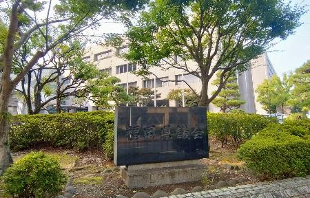 福岡県議会棟＝８日午後