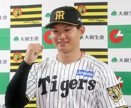 　月間ＭＶＰに選ばれ、ポーズをとる阪神・森下＝甲子園