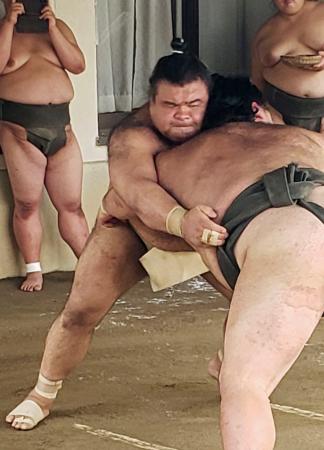稽古する高安＝愛知県瀬戸市の田子ノ浦部屋宿舎