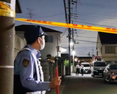 規制線が張られ、警察官が警戒に当たる現場周辺＝８日午後８時９分、千葉県野田市