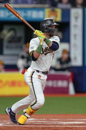 １０回オリックス１死一、二塁、宗が右翼線にサヨナラ二塁打を放つ＝京セラドーム