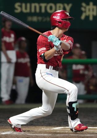 １０回楽天２死一塁、武藤が右越えに勝ち越し二塁打を放つ＝沖縄セルラー