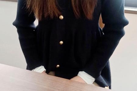 取材に応じる元社員の３０代女性＝６月、東京都内