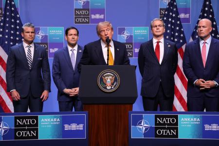 ８日、トルコ・アンカラで開かれたＮＡＴＯ首脳会議終了後に記者会見するトランプ米大統領（中央）（共同）