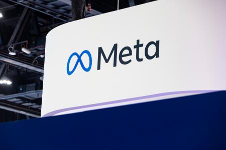 米メタのロゴ＝２０２５年１０月、ＵＡＥアブダビ（ゲッティ＝共同）