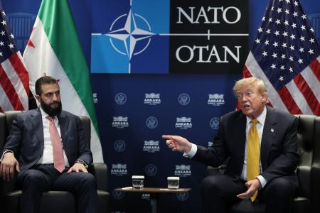 ８日、トルコ首都アンカラで会談するトランプ米大統領（右）とシリアのシャラア暫定大統領（ゲッティ＝共同）