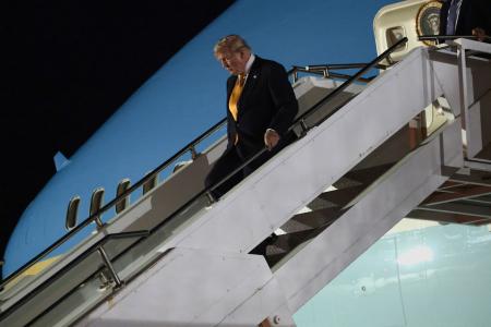 英サフォークで旧型の大統領専用機エアフォースワンから降りるトランプ大統領＝８日（ロイター＝共同）