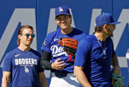笑顔を見せるドジャース・大谷＝ロサンゼルス（共同）