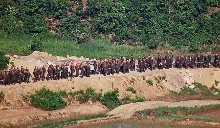 非武装地帯（ＤＭＺ）での作業に投入された北朝鮮の兵士（韓国軍提供・共同）