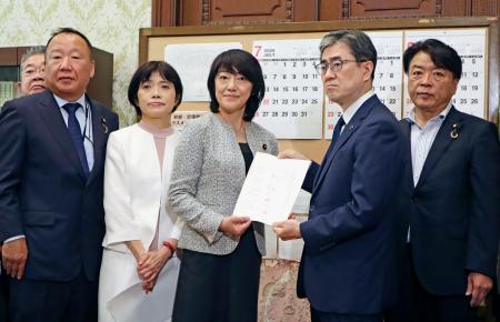 水俣病被害者救済のため、新たな給付金制度を創設する法案を提出する立民の三上絵里議員（左から４人目）ら＝９日午前、国会