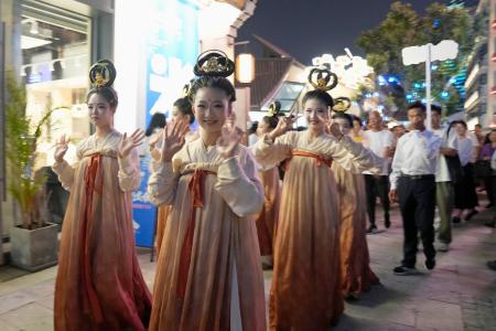 中国浙江省寧波市の観光地で伝統衣装を着て歩く女性＝６月（共同）