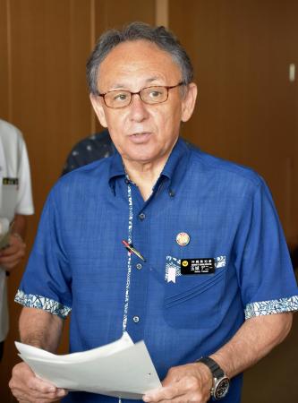 記者団の取材に応じる沖縄県の玉城デニー知事＝９日午前、文科省