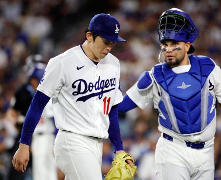 ロッキーズ戦の6回を投げ終え、ベンチに戻るドジャース・佐々木。右は捕手アルフォンソ=ロサンゼルス(共同)