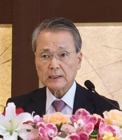 記者会見する経団連の筒井義信会長＝９日午後、大阪市