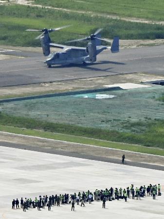 ２０２５年７月９日、陸自佐賀駐屯地に到着した輸送機Ｖ２２オスプレイ＝佐賀市