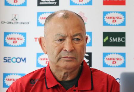 記者会見するラグビー日本代表のジョーンズ・ヘッドコーチ＝９日、オーストラリア（（Ｃ）ＪＲＦＵ）