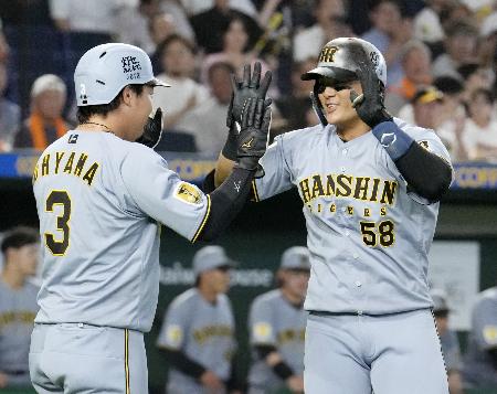 ２回、２ランを放った阪神・前川（右）＝東京ドーム