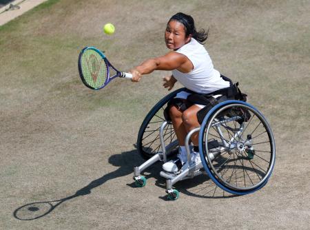 車いすの部女子シングルス準々決勝でプレーする上地結衣=ウィンブルドン(共同)
