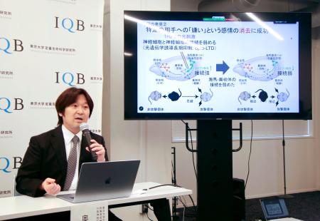 記者会見で研究について説明する東京大の奥山輝大教授＝３日、東京都文京区
