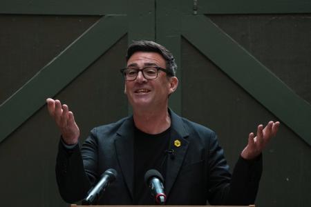 英マンチェスターで演説する労働党のバーナム前市長＝６月２９日（ＡＰ＝共同）