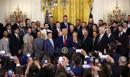 ２０２５年４月、ホワイトハウスにトランプ大統領を表敬訪問したドジャースの大谷翔平ら。（ゲッティ＝共同）