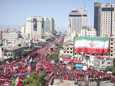 ９日、イランの前最高指導者アリ・ハメネイ師の弔問に集まった人々＝マシャド（ゲッティ＝共同）